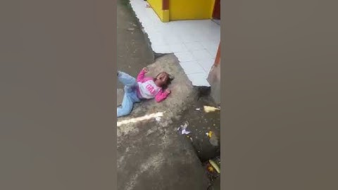 Anak nangis guling guling pingin liat YouTube Quota gak ada 😂😂😂