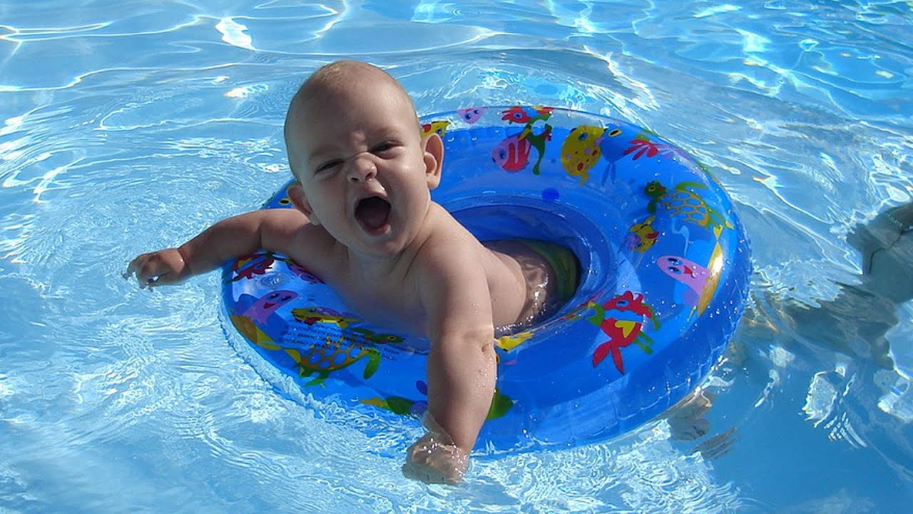 Маленькие купается бассейне. Дети в бассейне. Купание детей в бассейне. Бассейн для малышей. Дети плавают.