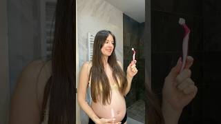 Una Embarazada Se Depila El