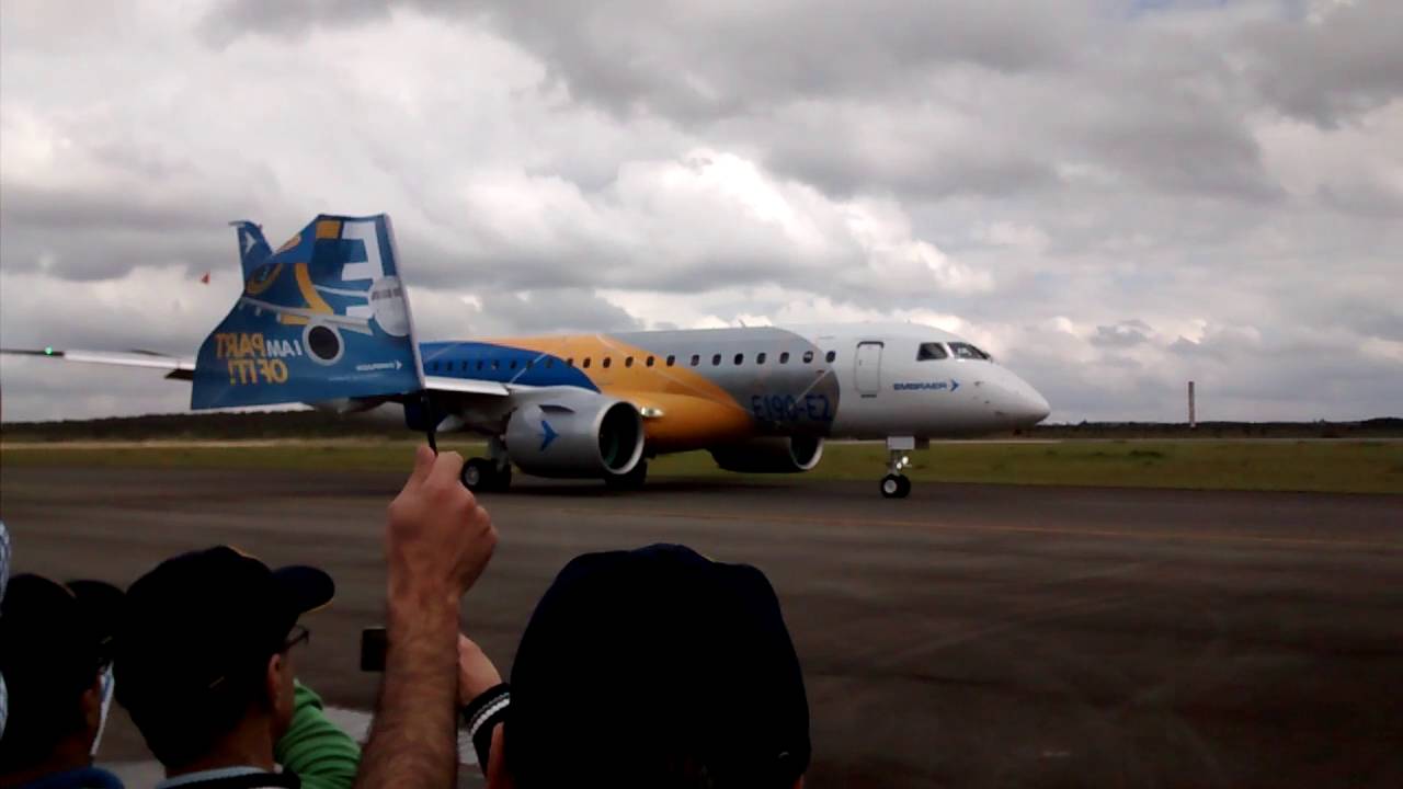 E2 Taxi before first flight - YouTube
