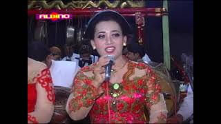 Ular shilimshiq bilan asta-sekin jum sifatida qizlar josuslik