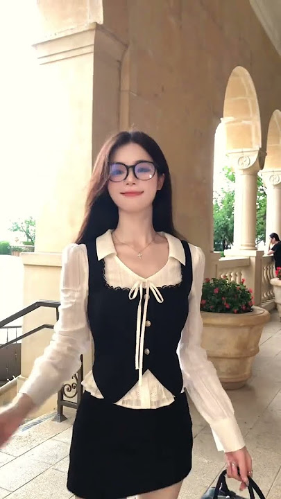 The black and white color contrast of the three-piece set really shows off one s temperame