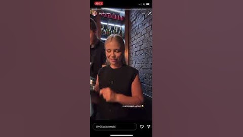 Dziewczyna od buddy tańczy w swojej restauracji