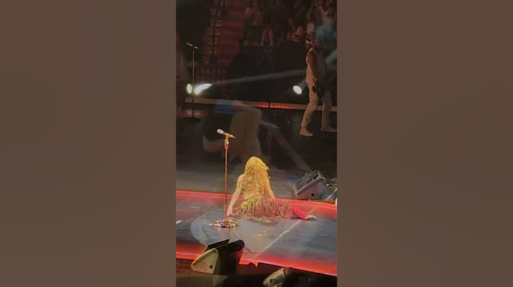 Shakira falls in the middle of a concert
