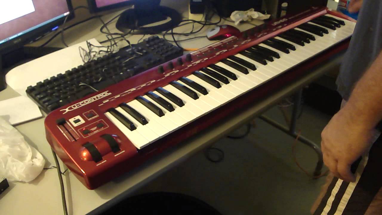 Behringer UMX610 MIDI Keyboard Controller with USB - YouTube