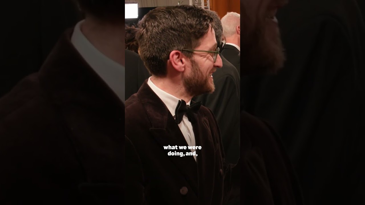 #BrittanySnow listening to #ReneeRapp on set makes perfect sense 🔪🎶  #GoldenGlobes