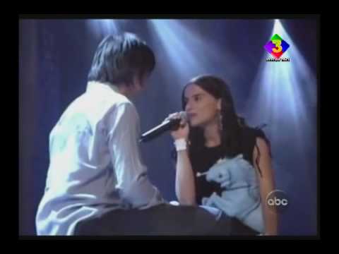 Juanes & Nelly Furtado – Fotografía, (En Vivo @ Alma Awards 2002)