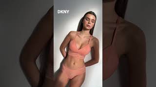 Комплект с актуальной текстурой трикотажа от бренда DKNY