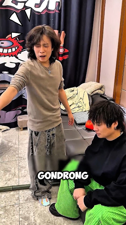 The long-haired guy starts to act🤣