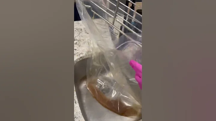 Oven Cleaning Hack! I saved it for you in my bio #lifehacks #ovencleaning #homehacks #momhacks #how