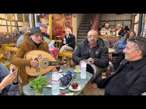          اصدقاء يغنون و يعزفون ام كلثوم في خان الخليلي مصر