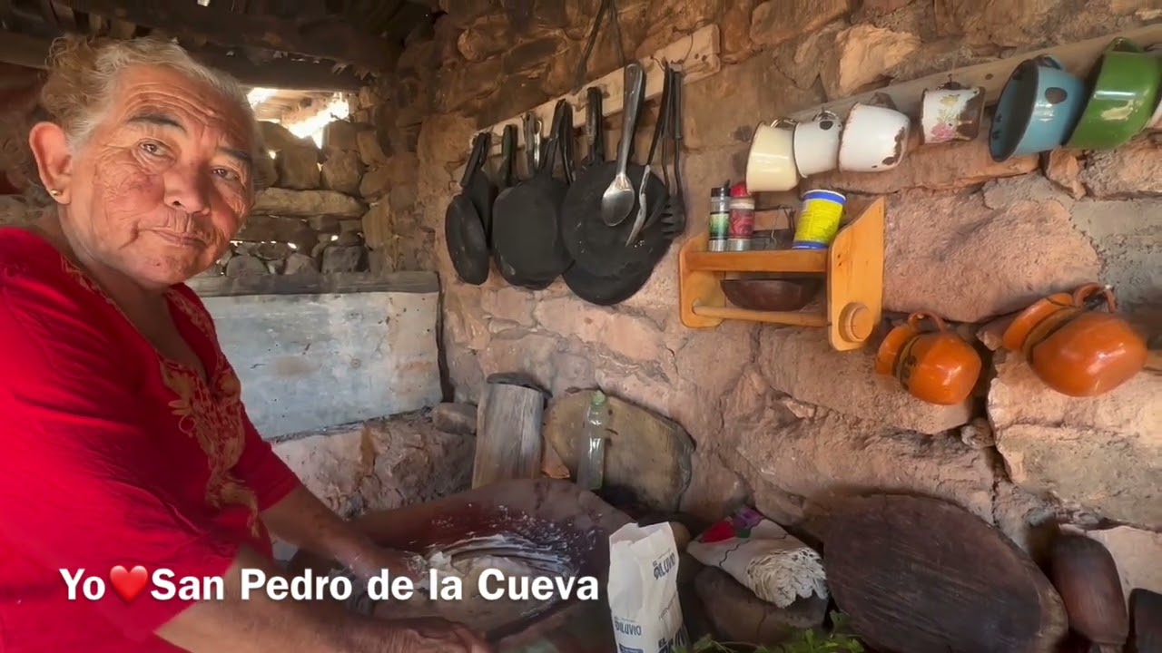 Doña Panchita haciendo tortillas de harina en su cocina de piedras