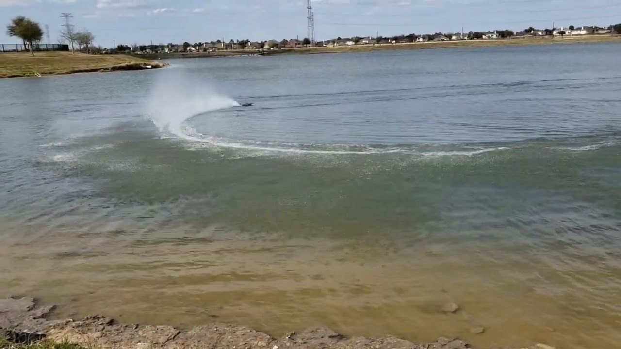 carbon kevlar mono 33in screaming on 1600kv 6S and 65mph RC boat