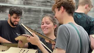Studierende Der Hbc Bauen Carapacks-Pavillon Auf
