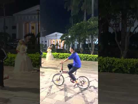 雅加达法塔西拉广场周六天黑后，和本地人一起席地吃小吃