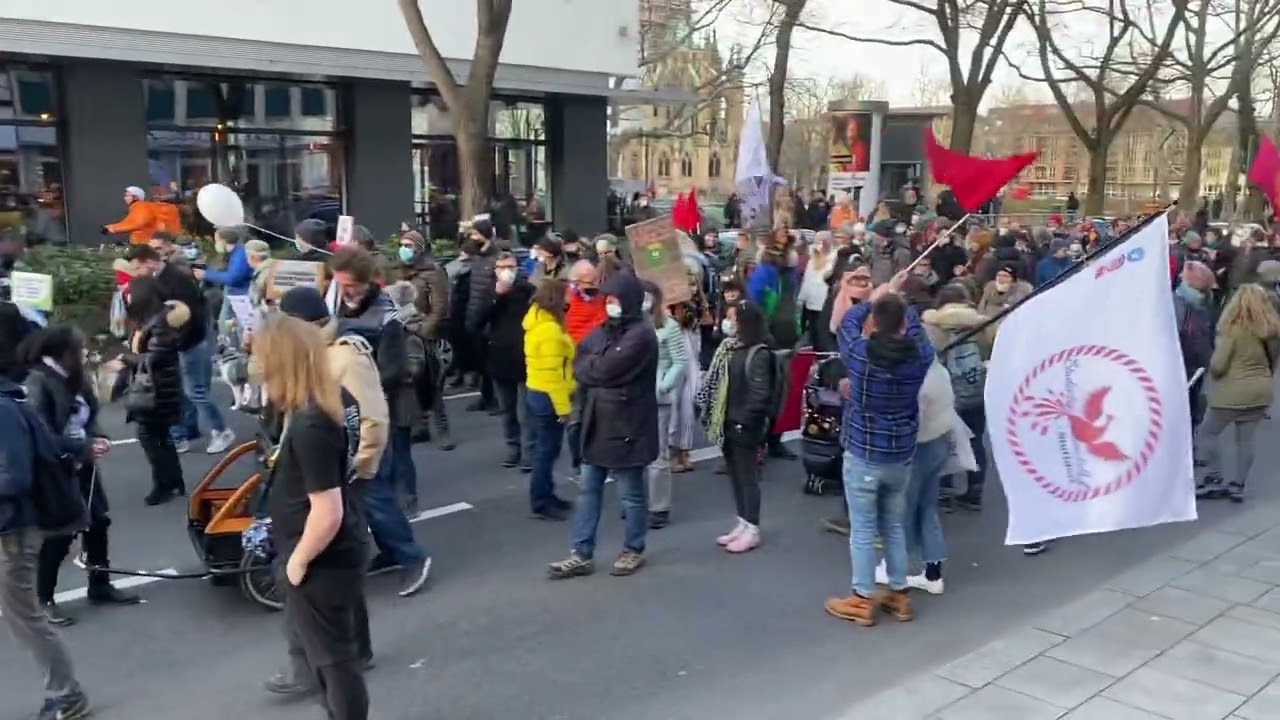 Stuttgart Demonstrationszug 26.02.22 Studenten stehen auf ( Stauf )
