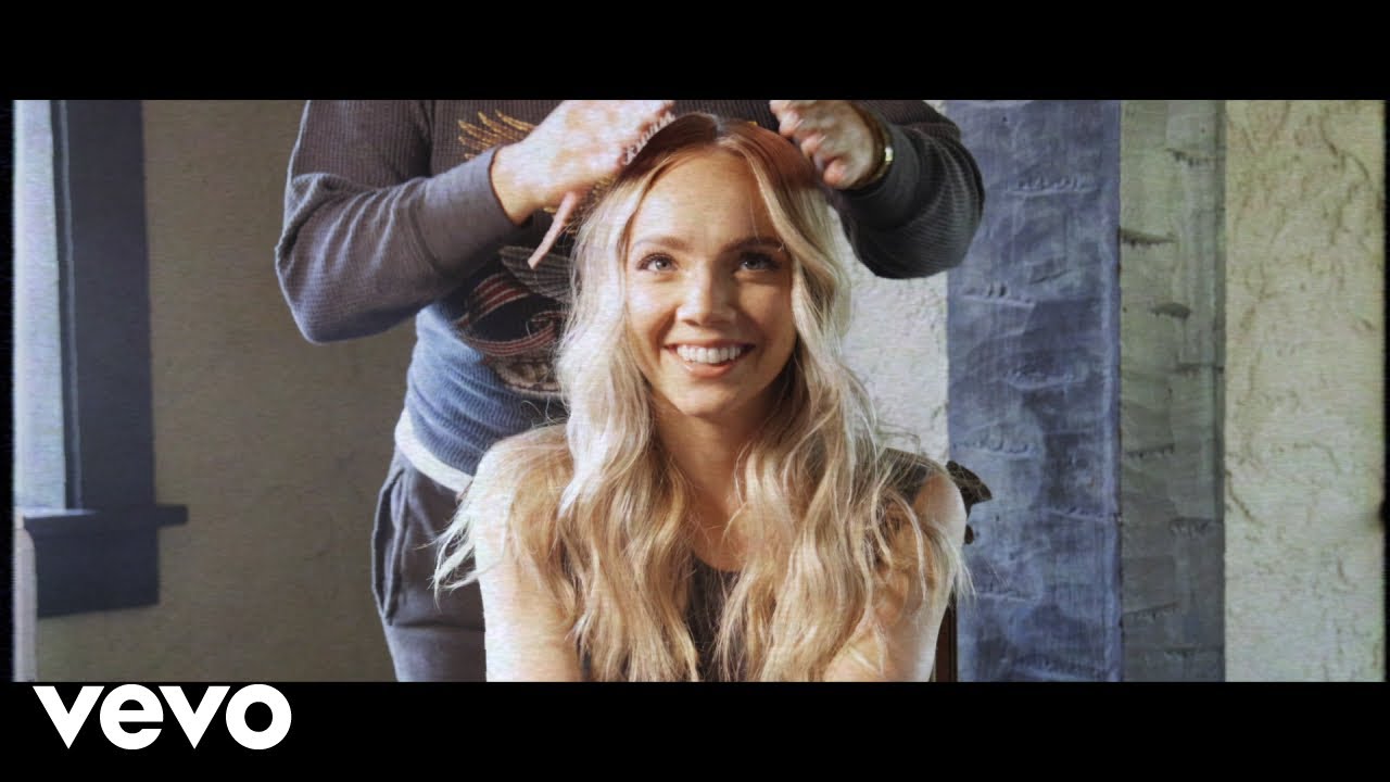 Danielle Bradbery – Stop Draggin’ Your Boots (Visualizer)