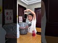 ابوها بيقولها ترمي الكوكاكولا بس هيا بتعمل خطة وبتشرب الكوكاكولا بذكاء