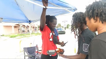 Paying strangers in the trenches to eat Dave’s hot chicken (Reaper) tampa fl #youtubeshorts 