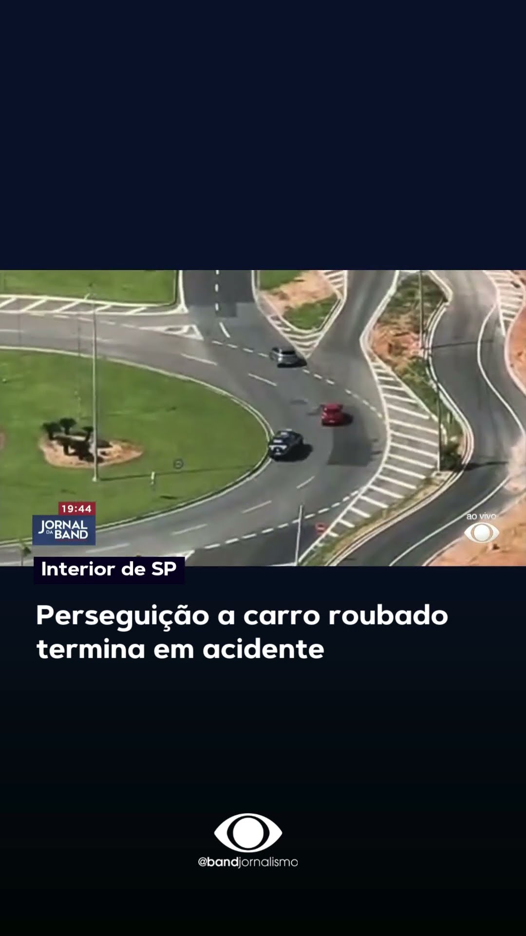 Perseguição a carro roubado termina em acidente #shorts