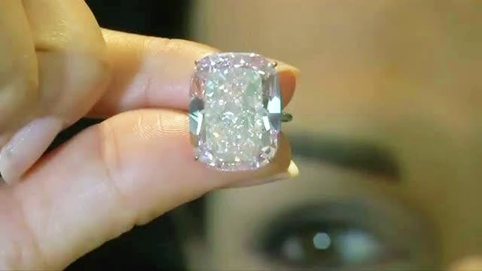 This Woman Bought A $13 Diamond Ring At A Flea Market That Sold For Over  $800K At Auction