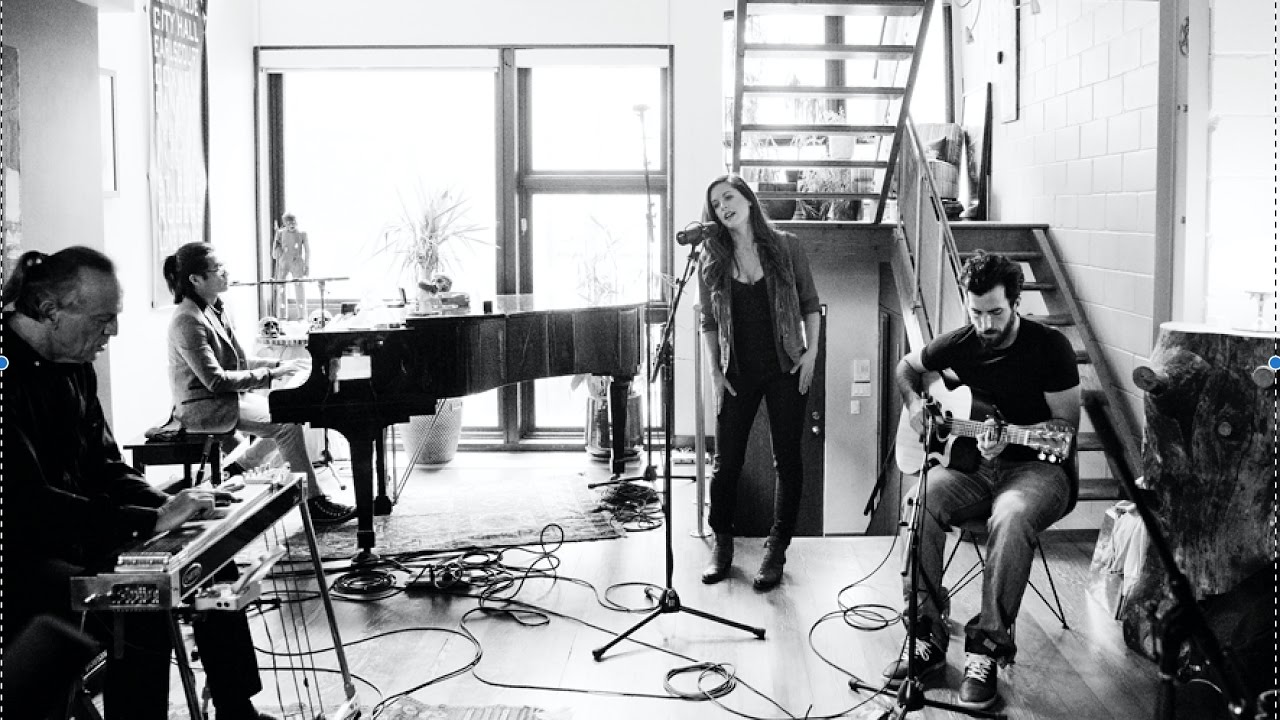 Lynn Moffatt, "I Drink" (Mary Gauthier cover) | Strombo Session