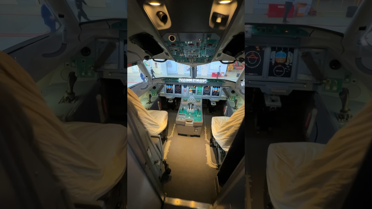 Внутри Суперджет 100: пассажирский салон и кабина пилотов