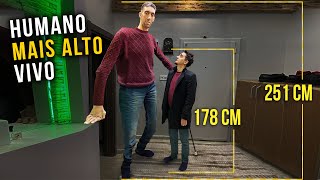 O Homem Mais Alto Do Mundo (251 Cm)