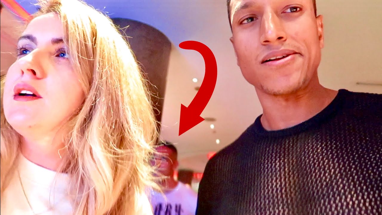 إنها ليست سعيدة ... دعتني لتناول العشاء لكنني أحضرت أصدقائي