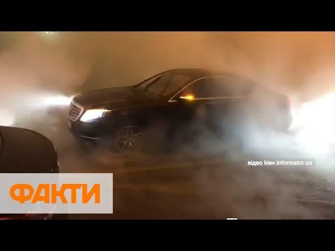 Прорыв трубы в Киеве: улицу залило кипятком, авто утонуло