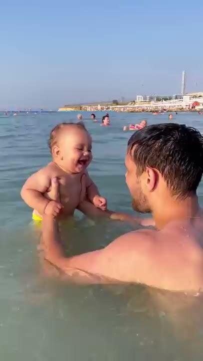 Beachgoing Baby Belly Laughing || ViralHog