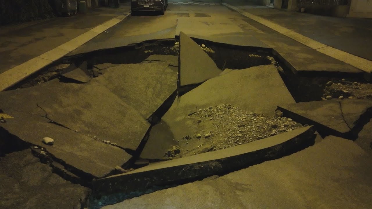 Zürich ZH: Sturzbach wegen Wasserrohrbruch