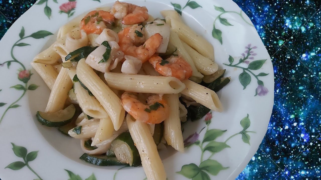 Come fare la pasta con zucchine e gamberetti 🦐. How to make pasta with ...