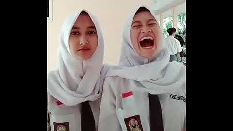 wanita ini tertawa seperti kuntilanak
