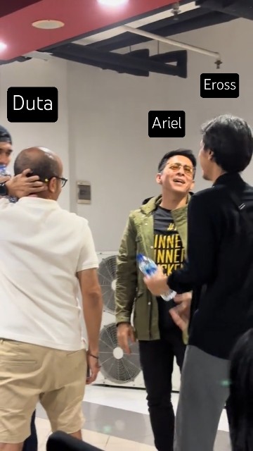 Momen dua pencipta lagu terbaik Indonesia lagi ngobrol. Ariel Noah dan Eross Sheila on 7.
