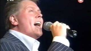 René Riva Zingt Bij Cd Presentatie Ik Pluk Een Ster Voor Jou.