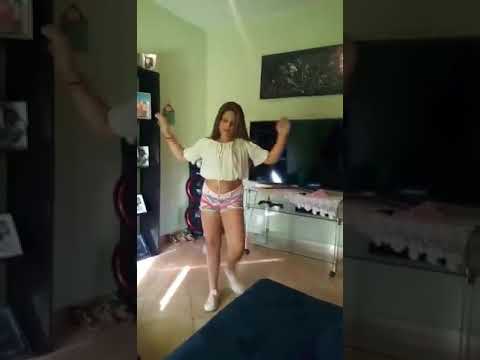 Menina dançando Meche o bum bum