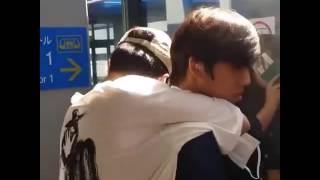 160909 Kansai Aiport INFINITE SungKyu hug DongWoo from back (DongGyu backhug)