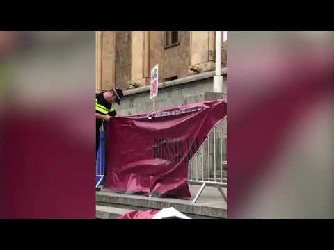 \"რუსეთი კლავს\" - პოლიციელმა აქციის ჩამოხეული ბანერი დაამაგრა