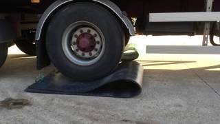 InduPlates : Kunststof rijplaat dubbel geplooid onder wiel van vrachtwagen