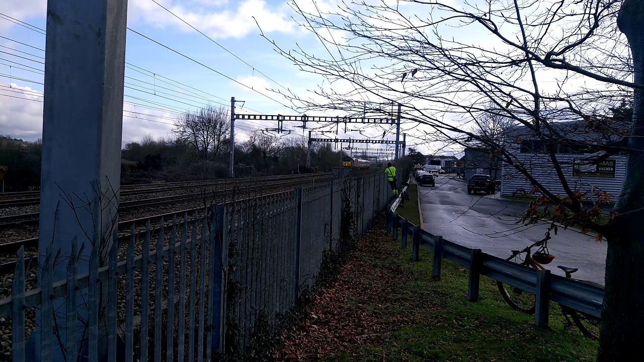 ROG Class 37510 drags 360202 to Bicester Mod, accelerating past Tilehurst East. 15/02/21