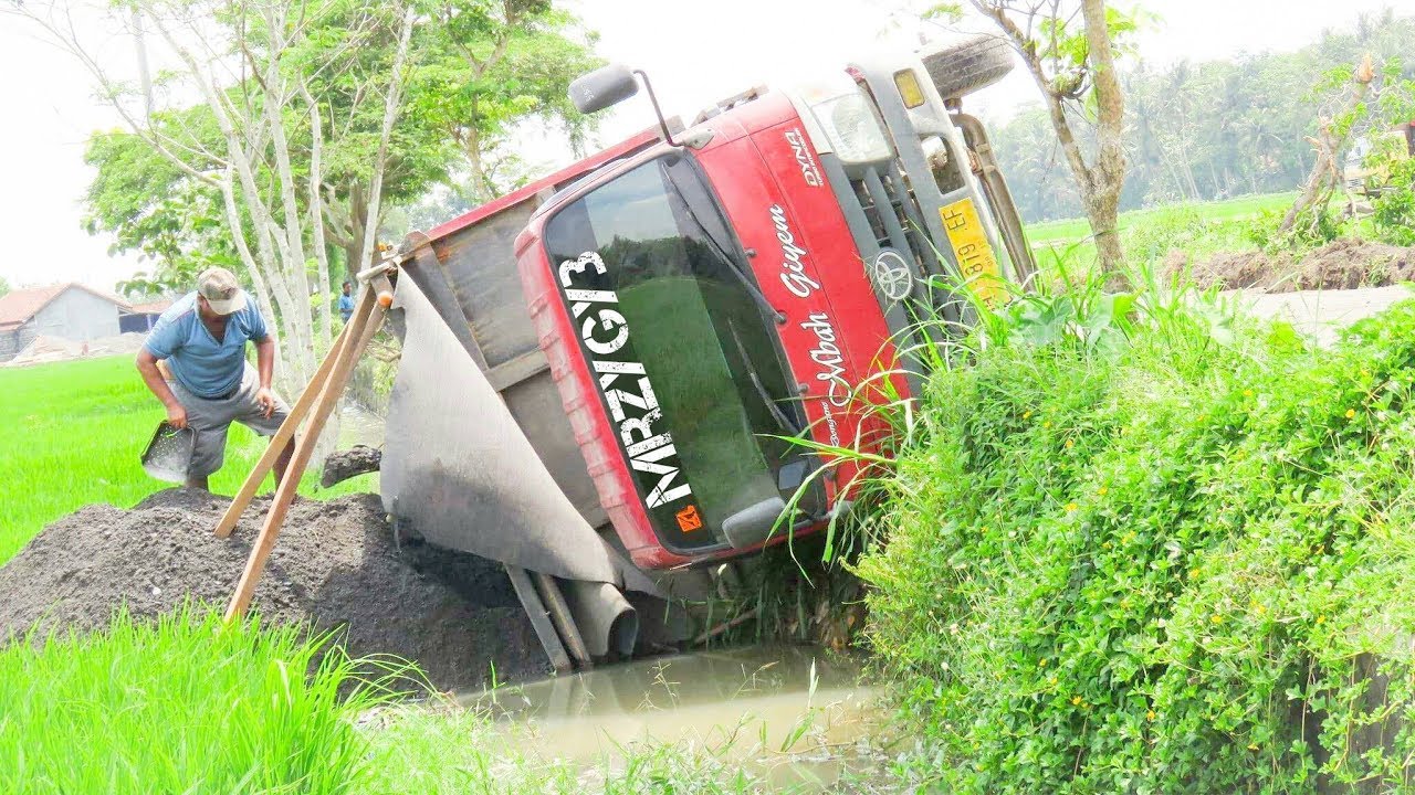 Dump Truck Tip Over Recovery By Excavator Evakuasi Truk Terguling