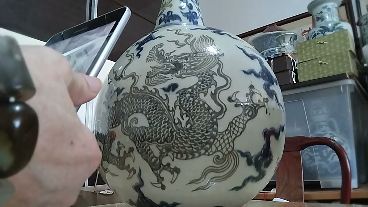 首播）【行家割爱转让】大明宣德，青花缠杖花龙雲纹扁瓶。(李城收藏