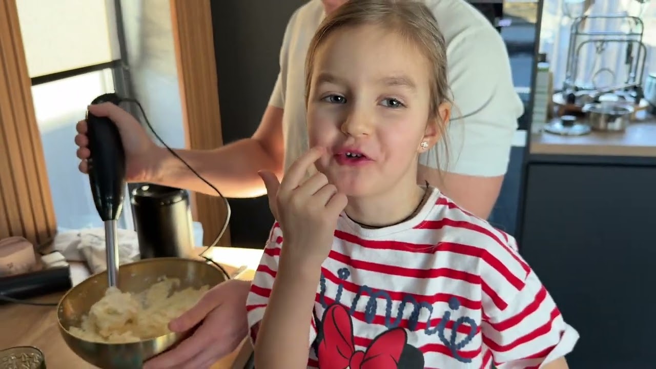  АМАЛІЯ ГОТУЄ СИРНИКИ З ТАТОМ ДЛЯ ГЛЄБА! Чи сподобається брату? 😱🥞