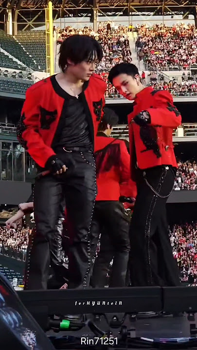 Fck these malfunctions, at least Jeongin has Hyunjin to help him😌 #hyunin #hyunjin #in #jeongin #skz