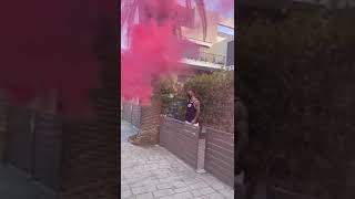Exclusive Video έξω απο το σπίτι του Τριαντάφυλλου ! «Πιστολέρο» και με τους θαυμαστές του !!!