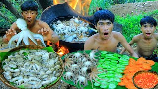 Survival in the rainforest-mans found octopus for cook in clay -Eating delicious