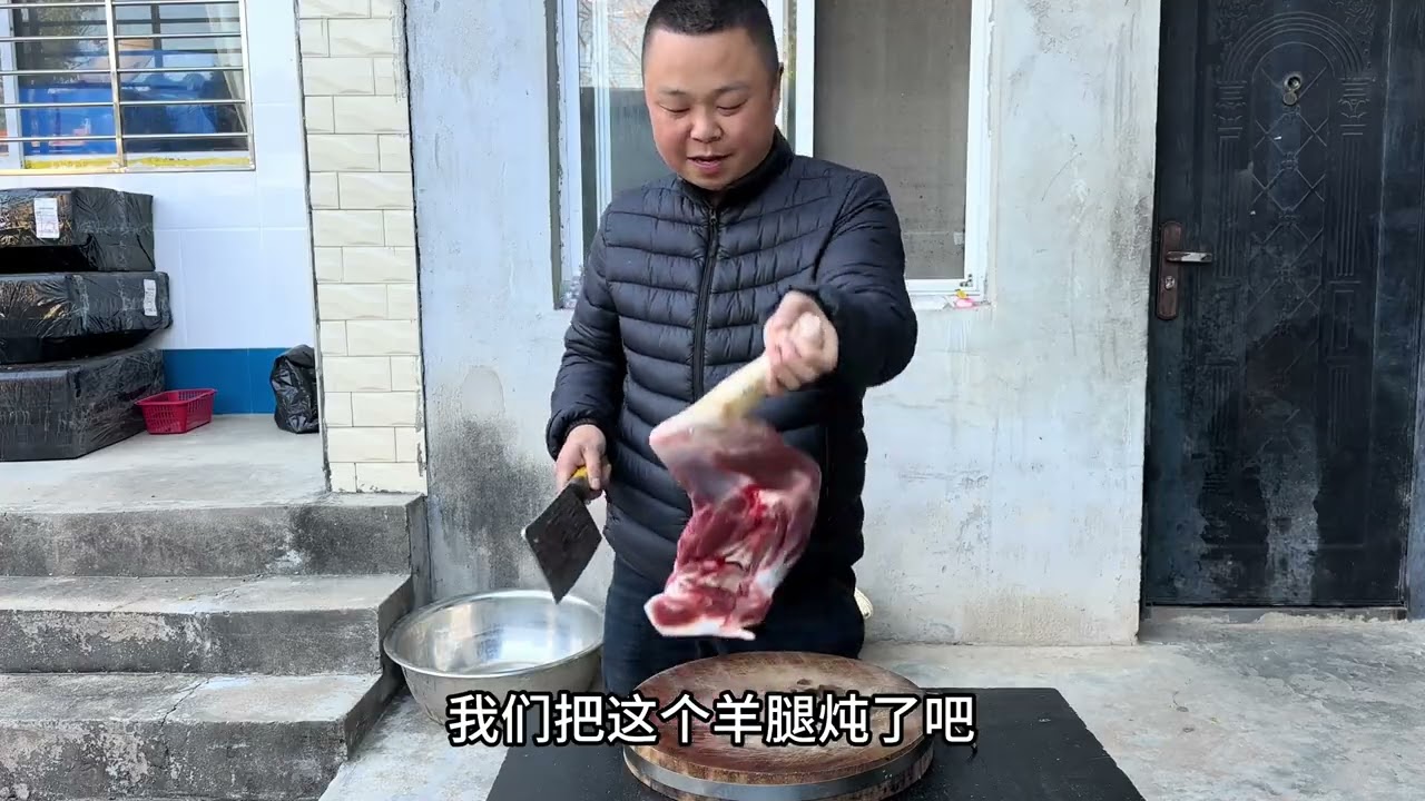 湖北天气今年第一次打霜上冻，吃羊腿火锅去去寒，火锅热腾腾真香 