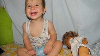 Видео Развитие ребенка в 10 месяцев. Сенсорные способности и познавательная активность (автор: 3доровый Малыш)