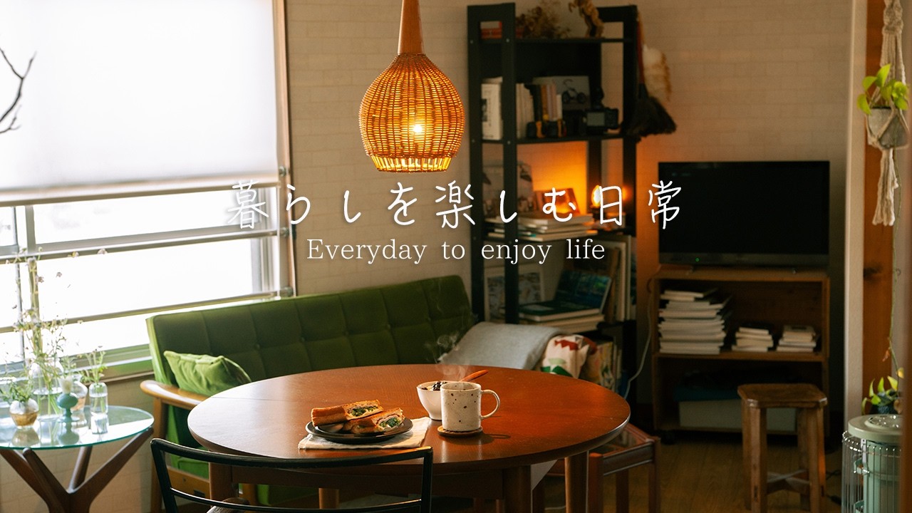 春を感じるサンドイッチとコーヒーの朝食。部屋のインテリアを少しずつ変えていく。。